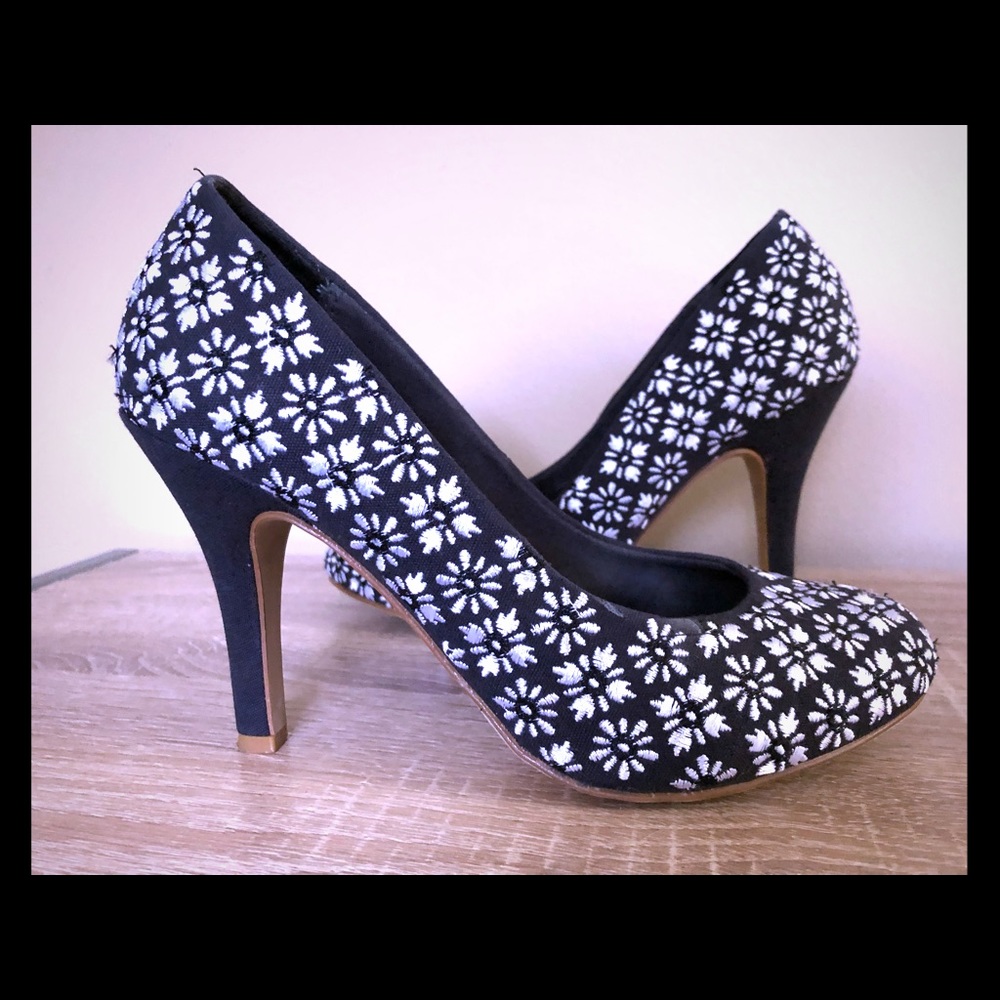 Beautiful Kelly & Katie Embriodered Pumps